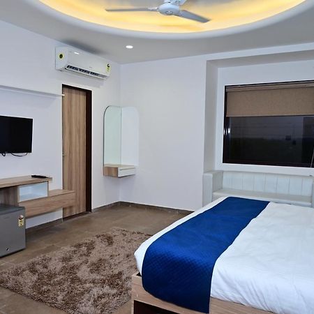 The Dwelling Inn Greater Noida Esterno foto