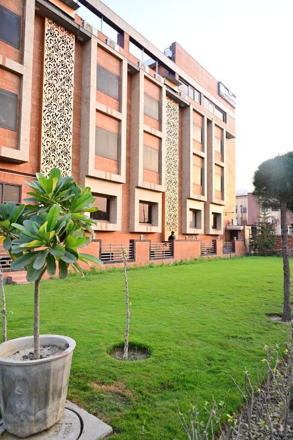 The Dwelling Inn Greater Noida Esterno foto