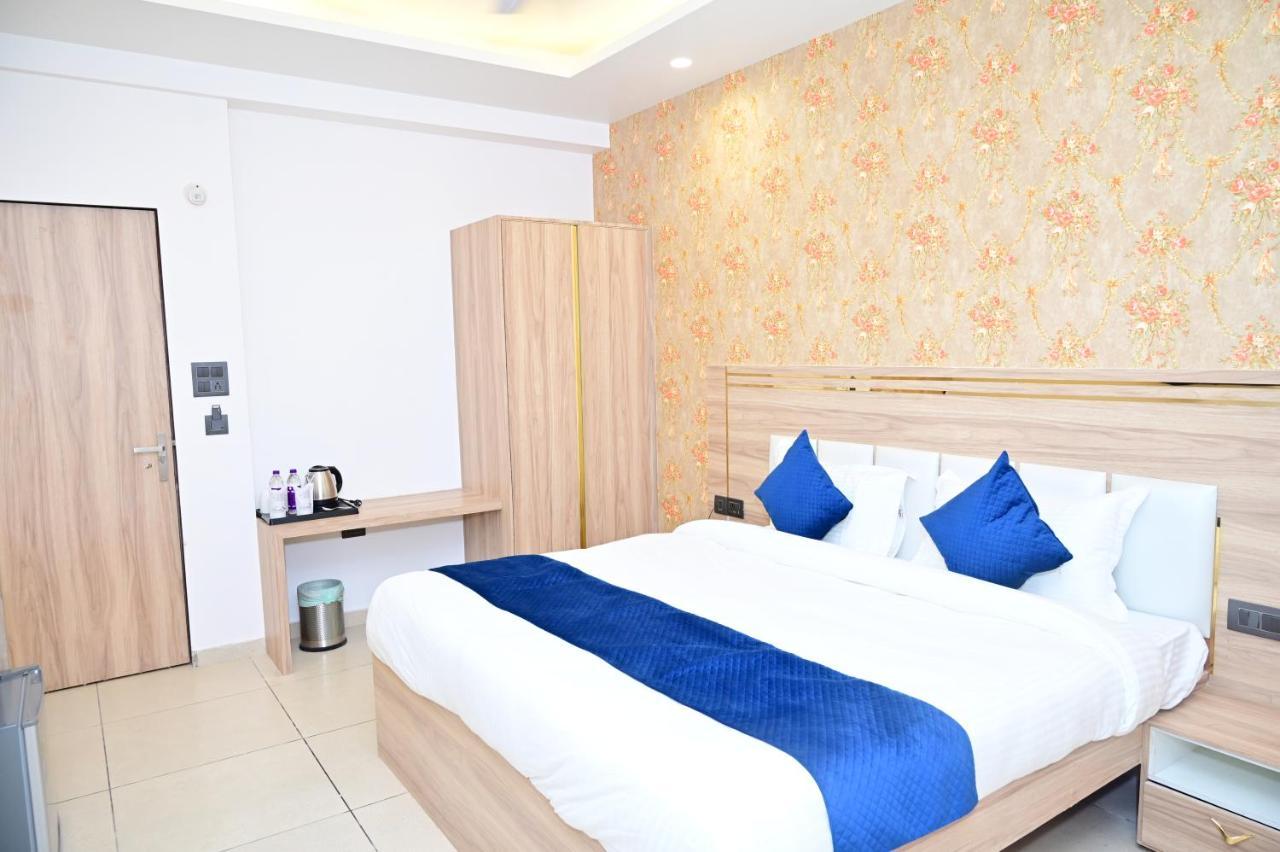 The Dwelling Inn Greater Noida Esterno foto