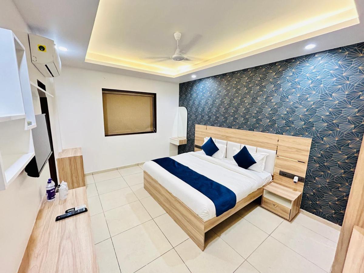 The Dwelling Inn Greater Noida Esterno foto