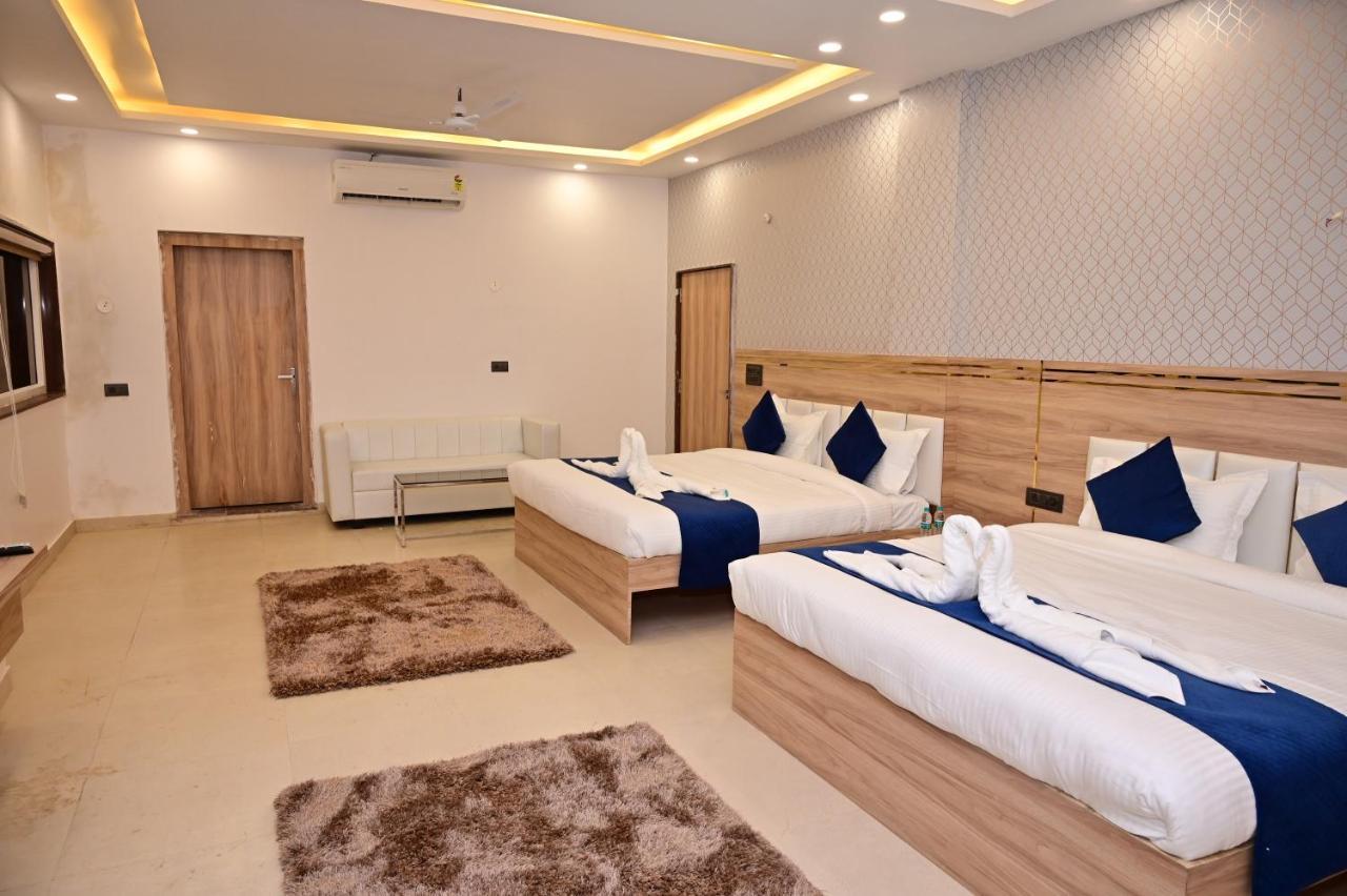 The Dwelling Inn Greater Noida Esterno foto