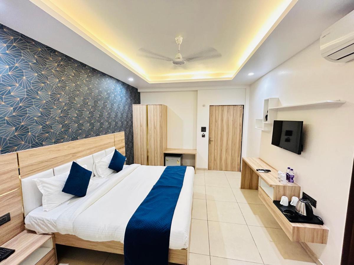 The Dwelling Inn Greater Noida Esterno foto