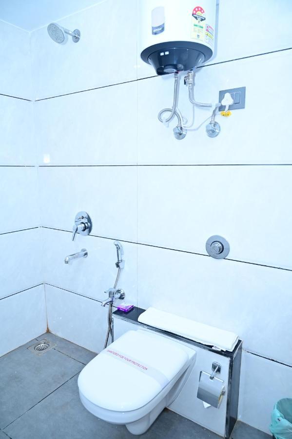 The Dwelling Inn Greater Noida Esterno foto
