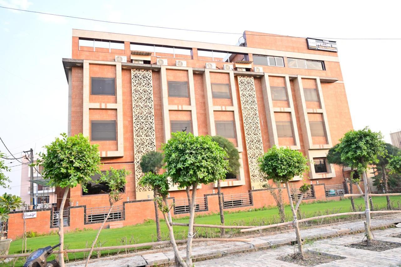 The Dwelling Inn Greater Noida Esterno foto