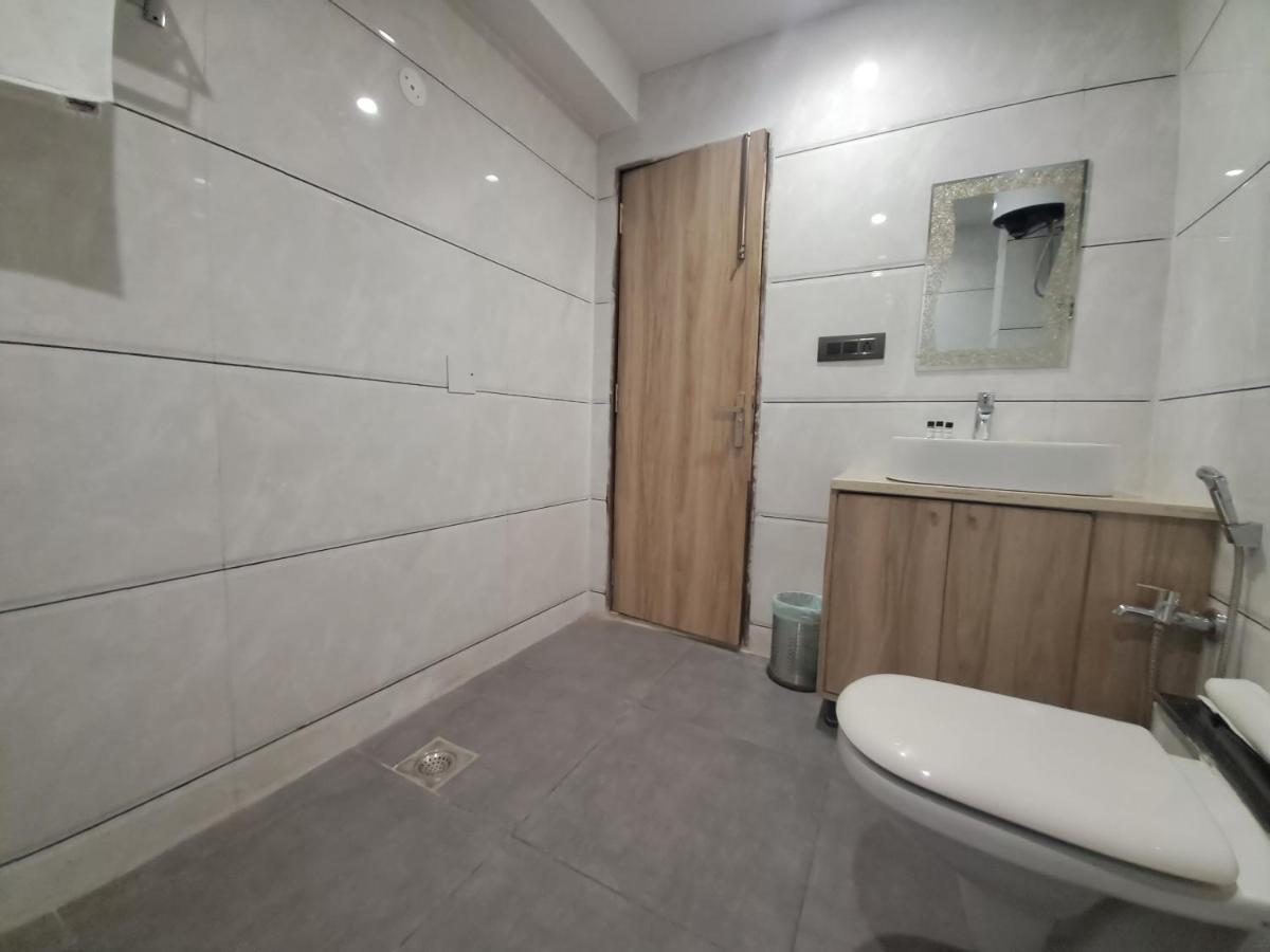 The Dwelling Inn Greater Noida Esterno foto